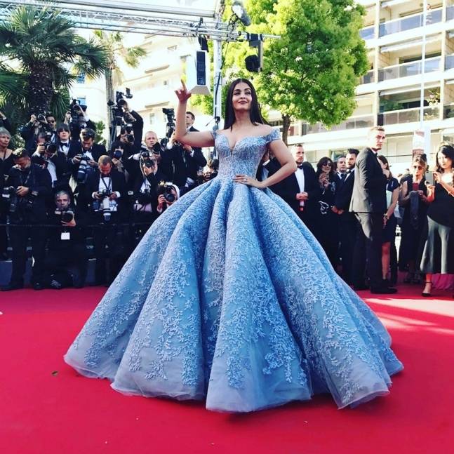 mitusha_chan's tweet photo. #AishwaryaRaiBachchan ✌️💞.. *Beautiful. Dress*...😘😱 https://t.co/tF6ch8ohLi