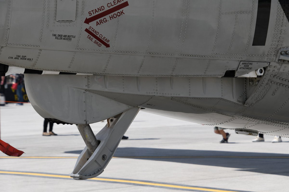 ふにに E 2d 機体尾部のアレスティングフック 燃料投棄口など