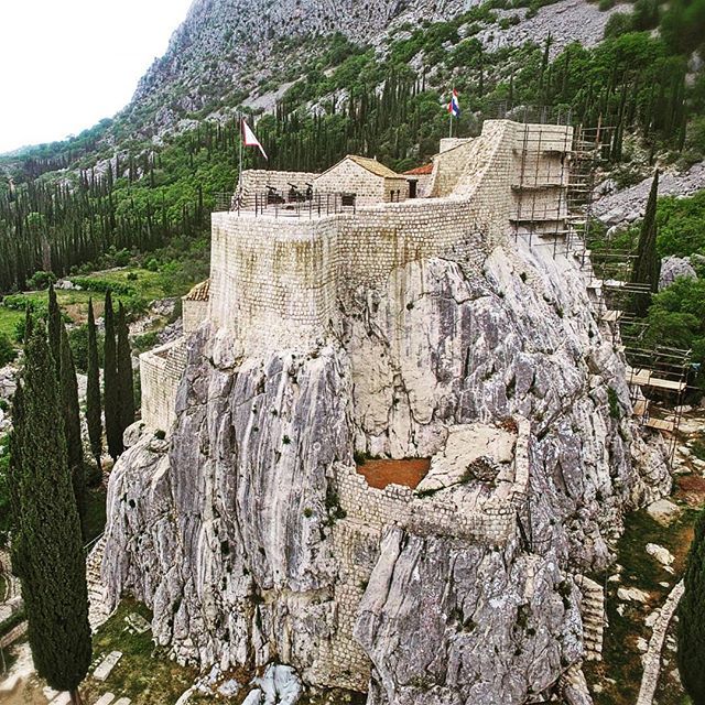 skeyepictures's tweet photo. Land of the castles #drone #dronephotography #droneoftheday #dronefly #dronegear #droneporn #dronepics #sokolgrad #croatia #balkan #castle - https://t.co/TWJiMPXwpc https://t.co/WdhgsrzXV1