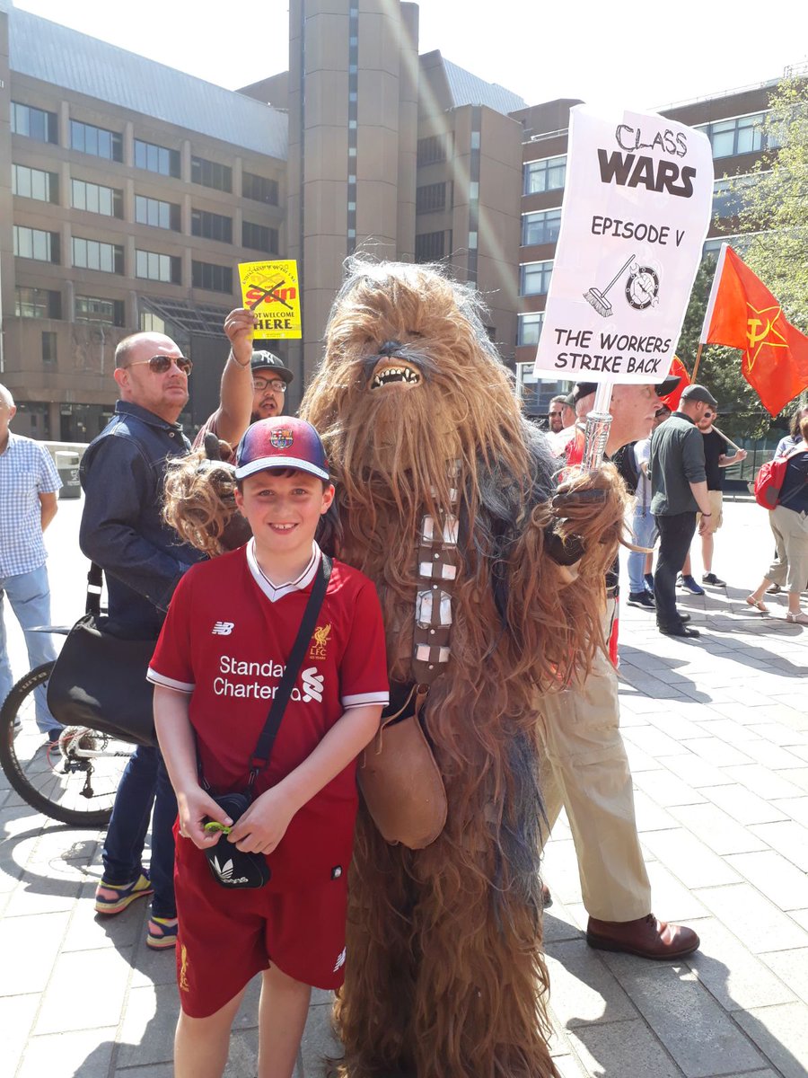 Moonchild090177's tweet photo. How boss is this? @PCS_Northwest @totaleclipse96 #MayDay2018 #dontbuythesun #TheWorkersStrikeBack Chewy&Dominic on the hottest day of the year yet!!! #Solidarity ✊✊✊ xxx https://t.co/6oCBpSMPdf