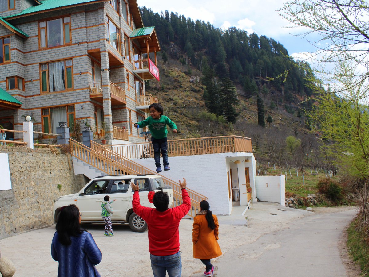 We stayed at Nature Bliss Cottages @oyorooms in Shuru village, Manali. Loved the panoramic views of the snow peaked mountains, apple orchards and the deodar trees. Great property and wonderful hospitality #mysoultravels #travelwithkids #TravelBlogger #IndiaTravels @riteshagar