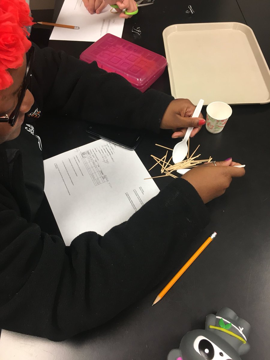 Darwin’s bird beak activity.  @CainConnection <a href="/JoeyBelgard/">Joey Belgard</a> #staplebugs #rubberbandworms #toothpickbugs