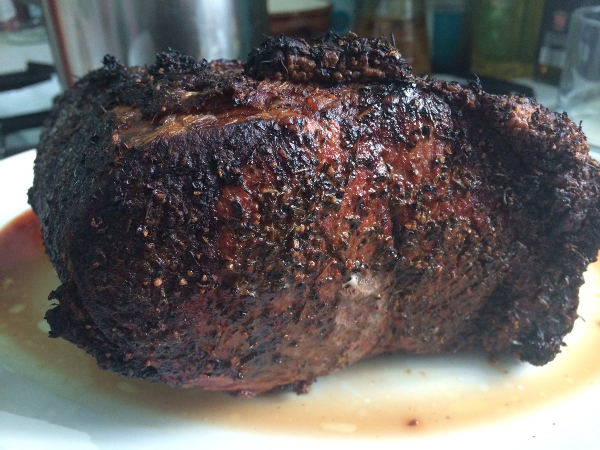 philthecool's tweet photo. It’s #BankHolidayMonday! ☀️ That’s means Smoke roasted #Beef from the @WeberGrills 57” Premium #BBQ 🔥
Another great recipe from my guru of the grill @sraichlen 😋 #UKPitmaster #Weber #Barbecue #Smoking https://t.co/WtIMJOpHhQ