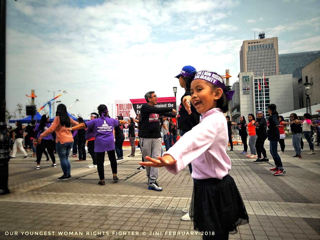 “Meet one of the youngest participants of #1BillionRising 2018!” - @jencabanez
.
A One Billion Rising Hong Kong street portrait. One of the many faces of the movement.
.
#RiseResistUnite #RiseInSolidarity #UntilTheViolenceStops #ThisIsV20