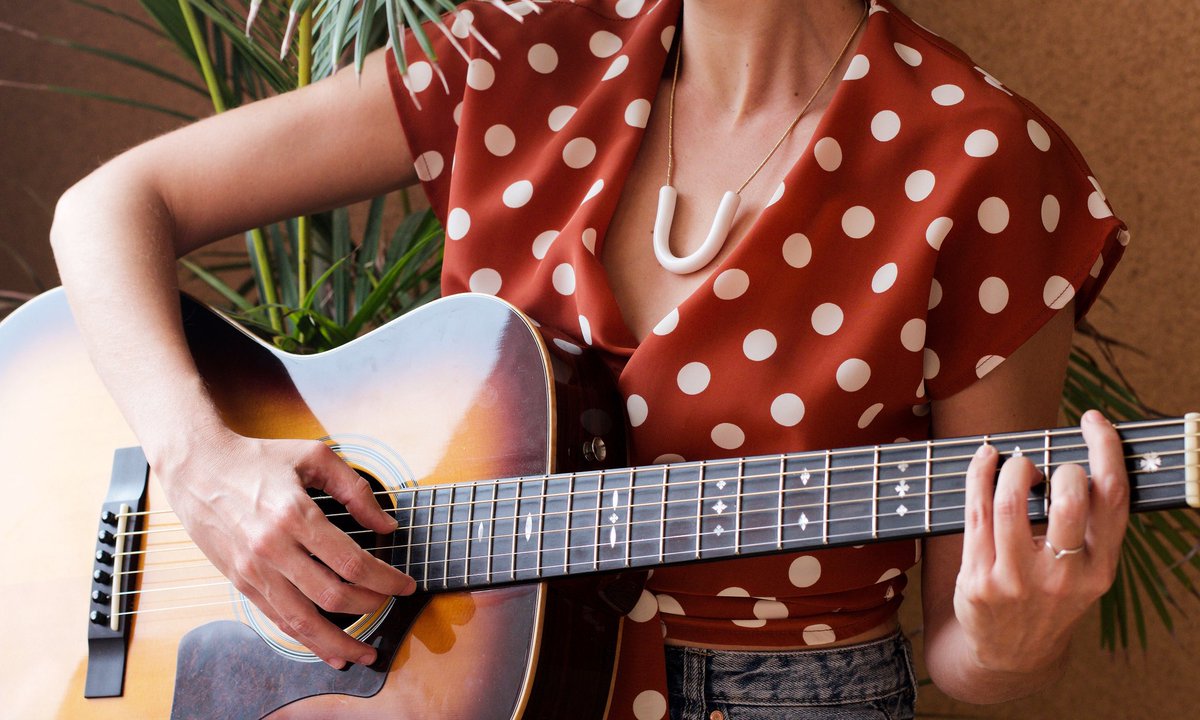 DaidaSugar's tweet photo. Garota 🎶🌴

#BloodyLulies #cerámica #ceramics #music #guitarra #lunares https://t.co/uFtuWTV19P