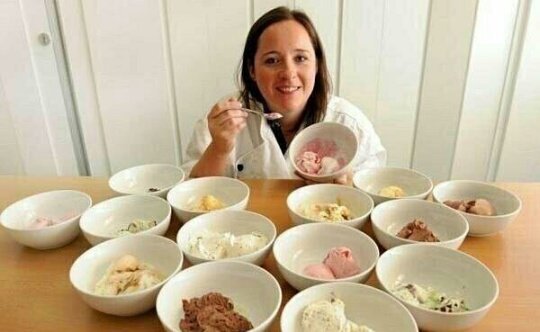 السيده لوسي توبين وظيفتها الرئيسيه تذوق نحو ١٠٠ نوع من الايسكريم يوميا وراتبها يقدر بنحو ١٠آلاف دولار .