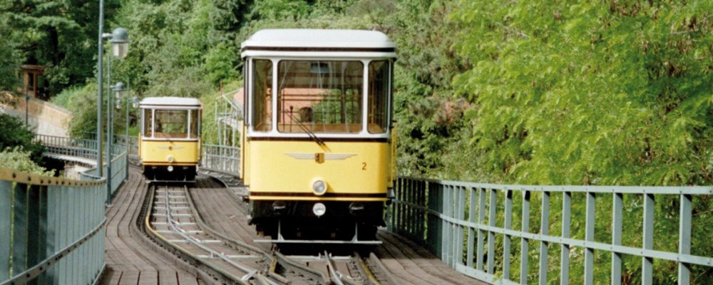 LangeNacht_DD's tweet photo. Wir machen auch mal ein #Shoutout für das tolle #Dresden: Mit der #Standseilbahn der @DVBAG hoch zum Weißen Hirsch zu fahren, Aussicht genießen, 'n Kaubonbon kauen. Liebe! ❤️ Foto: #DVBAG
#DresdenZeigtWiesGeht 
#DresdenIstNichtAllein
#DurchhaltenDresden 
#LovelyPlanetDD https://t.co/cxF1CHI28w