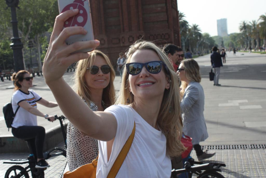 PeugeotES's tweet photo. Así disfrutaron @marialeonstyle y @vblume de #Barcelona con nuestra bicicleta #plegable #eléctrica #EF01 durante el @bcnopenbs. Parece que el #bicitour fue un éxito, ¿verdad? https://t.co/PmYlXVG5Xk