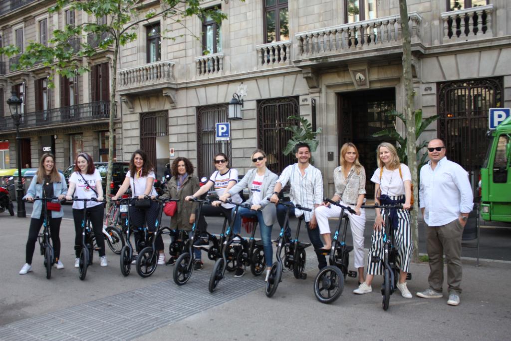 PeugeotES's tweet photo. Así disfrutaron @marialeonstyle y @vblume de #Barcelona con nuestra bicicleta #plegable #eléctrica #EF01 durante el @bcnopenbs. Parece que el #bicitour fue un éxito, ¿verdad? https://t.co/PmYlXVG5Xk