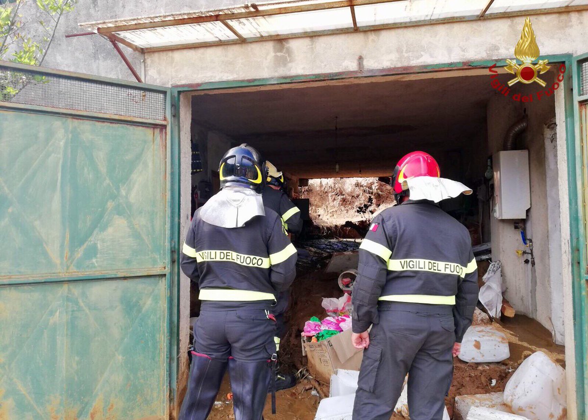 vigilidelfuoco's tweet photo. #Malvito (CS) #7mag #16:20, in atto l'intervento dei #vigilidelfuoco per una frana causata dalla rottura di una condotta dell'acquedotto. Le squadre intervenute stanno verificando la statiticità degli edifici circostanti #soccorsiquotidiani https://t.co/1gP9zO1YS9
