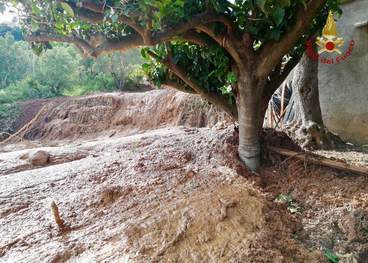 vigilidelfuoco's tweet photo. #Malvito (CS) #7mag #16:20, in atto l'intervento dei #vigilidelfuoco per una frana causata dalla rottura di una condotta dell'acquedotto. Le squadre intervenute stanno verificando la statiticità degli edifici circostanti #soccorsiquotidiani https://t.co/1gP9zO1YS9