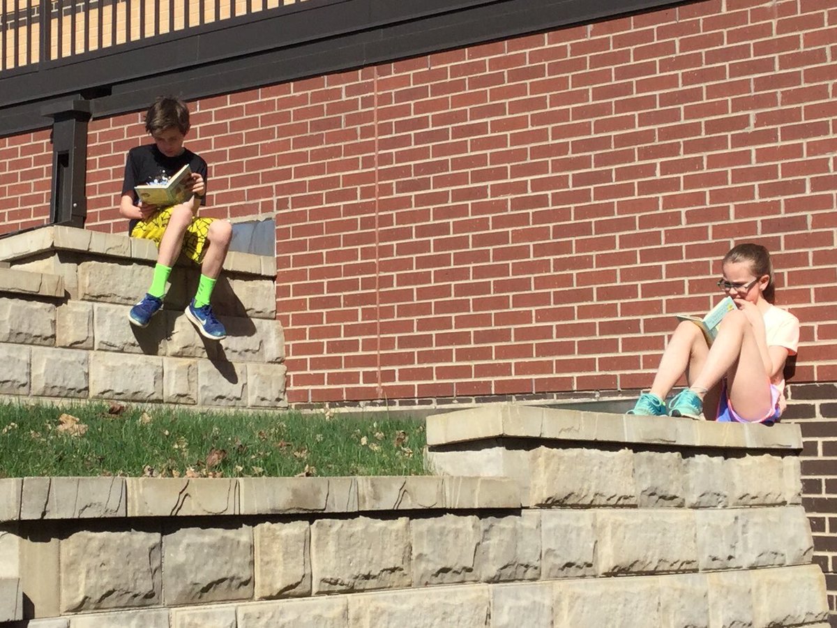 CarolynSund's tweet photo. Taking advantage of a beautiful day. Reading and research outside with 4th Graders. https://t.co/f9t8oYfvZX