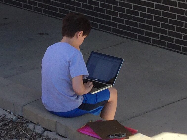 CarolynSund's tweet photo. Taking advantage of a beautiful day. Reading and research outside with 4th Graders. https://t.co/f9t8oYfvZX