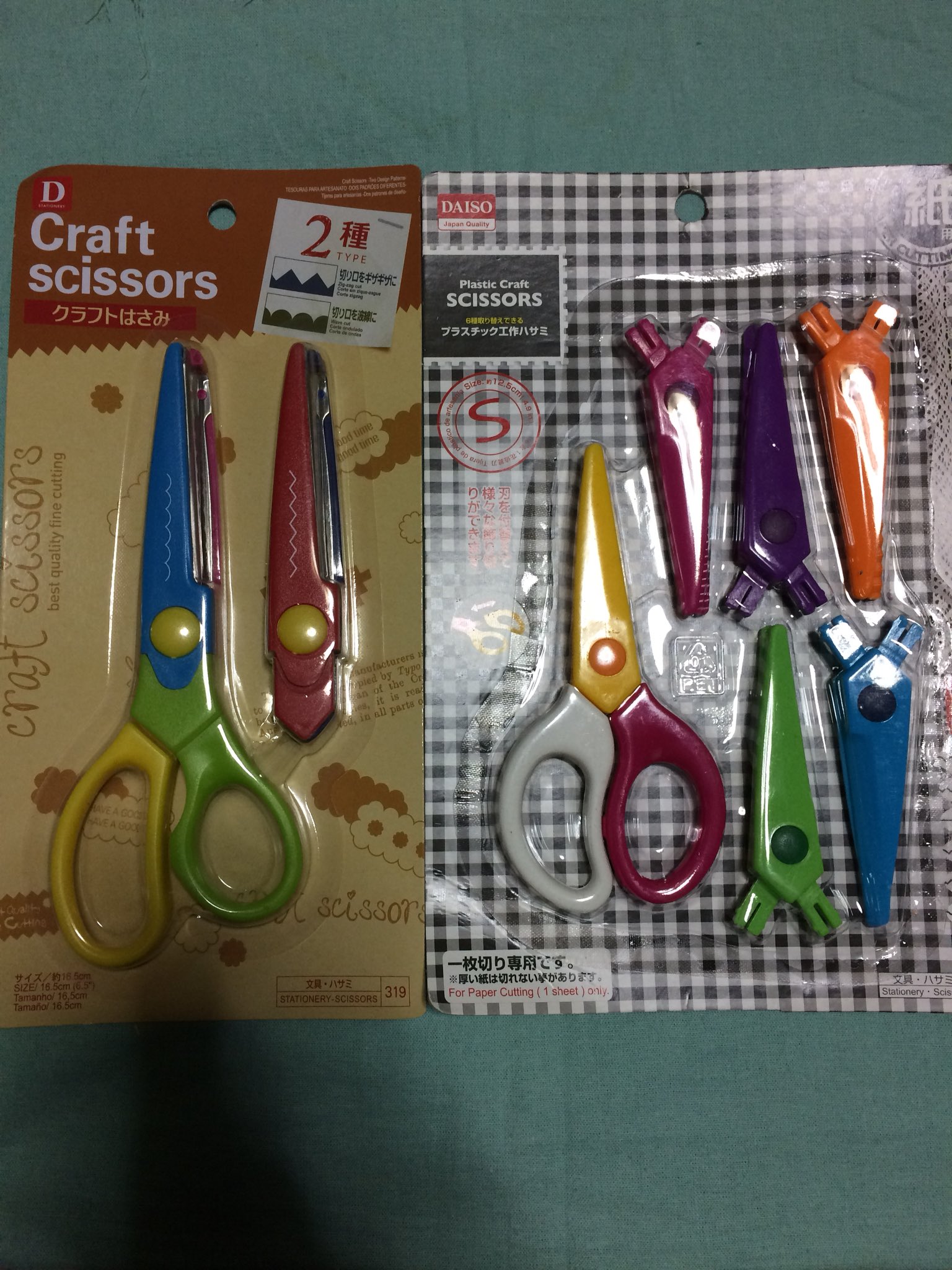 ｃｉｅｌ ａｌｅｎｃｏｎ シエル ダイソーやセリアで買い物 モコモコやナミナミナやギザギザに切れるピンキング鋏を４種 折り紙の花びらの先を切ったり出来そう あとは金魚フレークシール １０種類 窓ガラスや鏡に貼ったら どこぞかの電話ボックス
