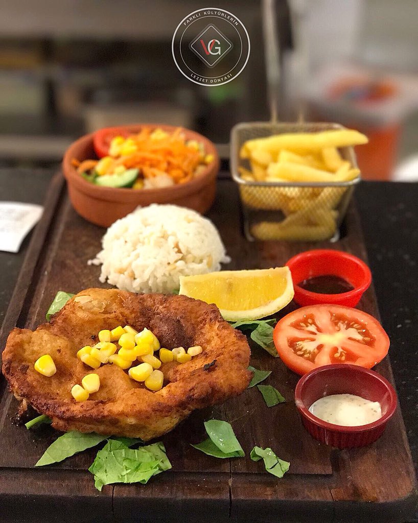 villagrillatr's tweet photo. Buyurun Pazartesi keyfine! Sizi tavuk fletonun en soslu hali Tavuk Şinitzele davet ediyoruz. Geç kalmadan siparişleri alalım 😌
#villagrilla #pizzavilla #theboomrest #villagrillaplus #dinner #izmir #food #foodgram #instagood #foodporn #foodgasm #foodie #tavuk #sinitzel #healthy https://t.co/YuRGZJUIVe