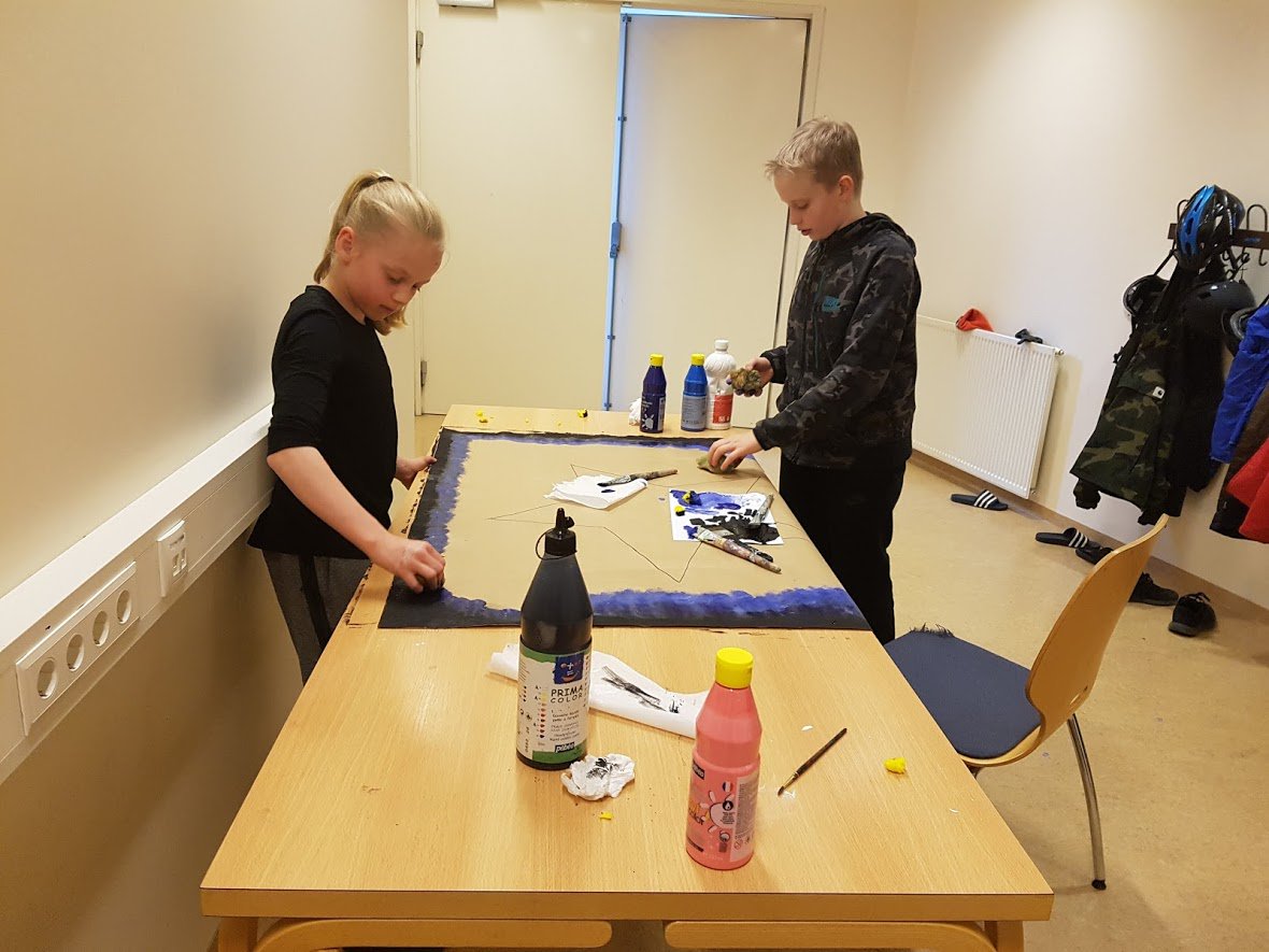 MariaValberg's tweet photo. @Menntamidja
Flataskóli vinnur eTwinningverkefnið "Bý ég í jafnréttisþjóðfélagi? " ásamt skólum á Íslandi og í Ungverjalandi. Við tengjum verkefnið við Barnasáttmálann en Flataskóli er Réttindaskóli Unicef. #menntasmidja @menntaspjall #skolasogur #flataskoli #etwinningisl https://t.co/S980EhKxsq