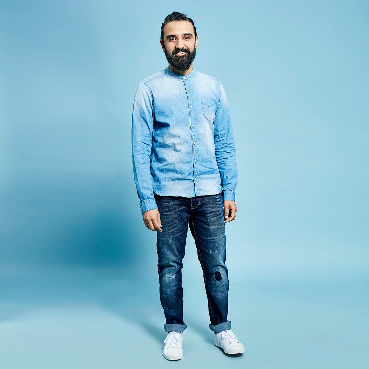 bebeinghuman's tweet photo. The light weight Denim that lets @sid_travel hit his favorite travel pose #DenimCode #BHTribe #BHMen https://t.co/HisX2japLg