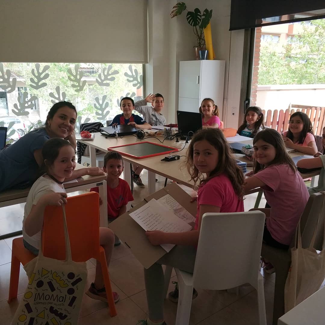 momanewschool's tweet photo. No importa que sigui dilluns i un dia plujós, els alumnes de MoMa sempre estan contents perquè ells trien la temàtica de les classes i què volen saber de cada temàtica. #WeareMoMa 😊
#metodeMoMa #treballperprojectes #manresa #englishschool #learningisfun #learningenglish https://t.co/YBla1CqI4k