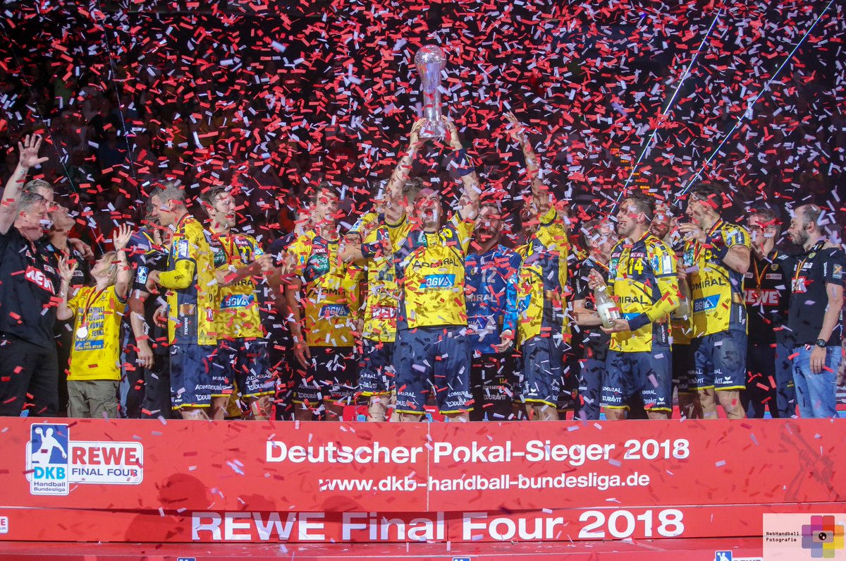 Franzi_Gora's tweet photo. Immer noch total geflasht darüber, das die @RNLoewen den DHB Pokal 2018 gewonnen haben 💛💙

Das war ein grandios Erlebnis in Hamburg 😍

#handball #REWEfinal4 #rewefinalfour #DHBPokal #Pokalsieger https://t.co/4LVzJE1aEj