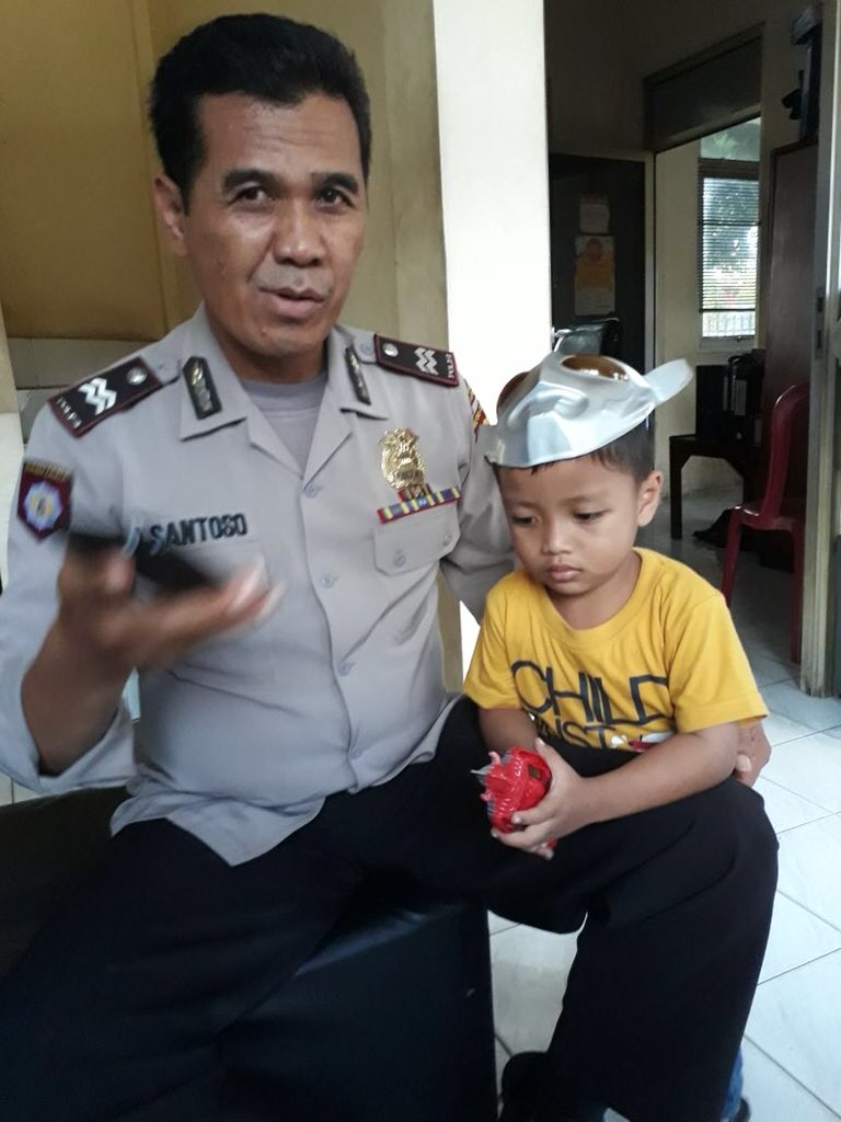 Ditemukan anak laki-laki memakai kaos kuning, celana panjang jeans warna biru &amp; memakai topeng ultramen. 

Bagi Keluarga mhn mendatangi ke Polsek Pamulang.