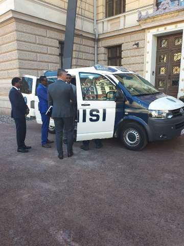 D-G @RistoLammi introducing Patrol Car of the Finnish Police to the Somalian Minister of the Internal Security @Sisaministerio #somalia #sisainenturvallisuus #internalsecurity #KVyhteistyö