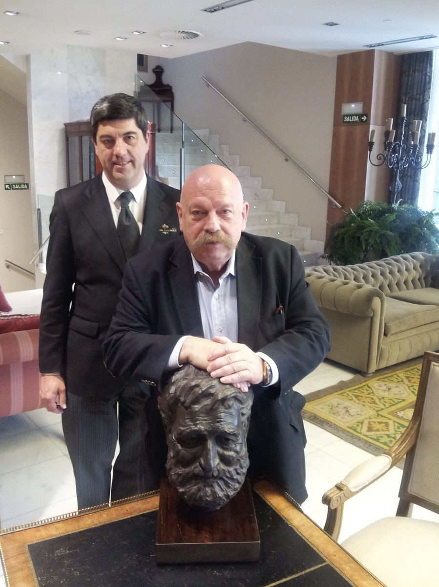 Ghotellaperla's tweet photo. Siempre guardaremos un especial recuerdo de sus visitas a #Pamplona y de sus cariñosas palabras en el #LibrodeHonor En la foto con nuestro recepcionista Fernando Hualde (busto #hemingway de Damián Ramis) #hastasiempre #JoseMariaInigo https://t.co/Gj1I2Lfmcq https://t.co/7QsiKruOfy