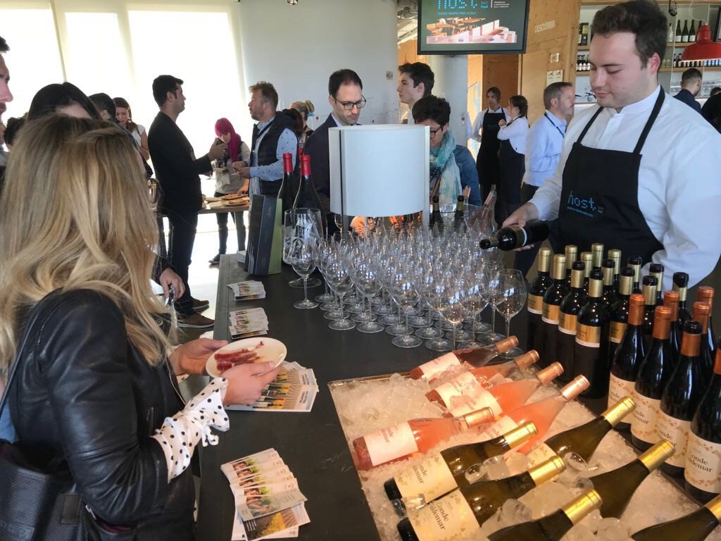 BodegasValdemar's tweet image. Hoy hemos estado en el congreso #HOST, organizado por el @bculinary, donde los asistentes han disfrutado del sabor de nuestros vinos. 
¡Podemos confirmaros que los han disfrutado mucho! 👌🍷
#BodegasValdemar #BasqueCulinaryCenter  #gastronomía
