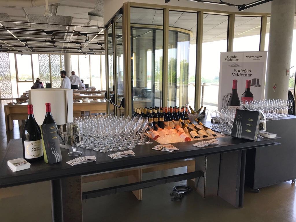 BodegasValdemar's tweet image. Hoy hemos estado en el congreso #HOST, organizado por el @bculinary, donde los asistentes han disfrutado del sabor de nuestros vinos. 
¡Podemos confirmaros que los han disfrutado mucho! 👌🍷
#BodegasValdemar #BasqueCulinaryCenter  #gastronomía