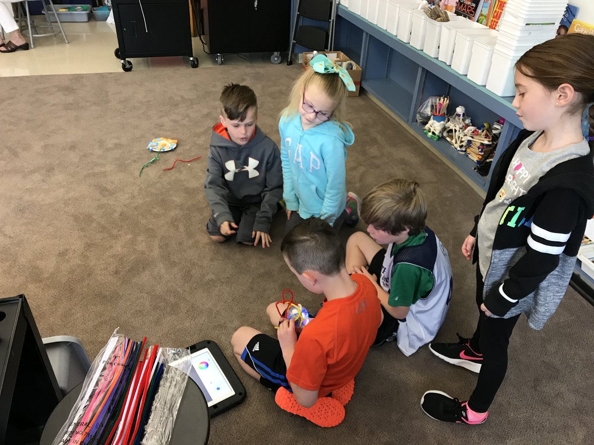 JesseShaw_edu's tweet photo. Year 3 using robot 🤖 pollinators 🐝 @CBGaymanES in #cbsdquest with @SpheroEdu #cbsdtech - getting better every year 👍 @CBksnyder https://t.co/oUbvfoB3kU