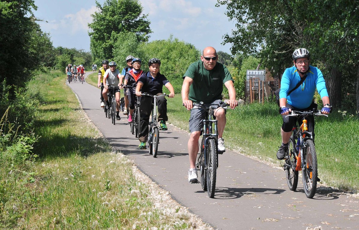 Verein_Suedharz's tweet photo. 9. #Radtag - Von Roßla nach Roßla
Samstag, 02. Juni 2018
Start der ca. 29 km langen #Radtour ist 10 Uhr - am Anglerheim in #Roßla.
Mit dabei wird der #Botschafter des #BioRes, der 6-fache #Weltmeister sowie #Olympia-sieger #JensLehmann aus #Leipzig sein.
https://t.co/AtNuyewO2V https://t.co/sTXppxNQlp