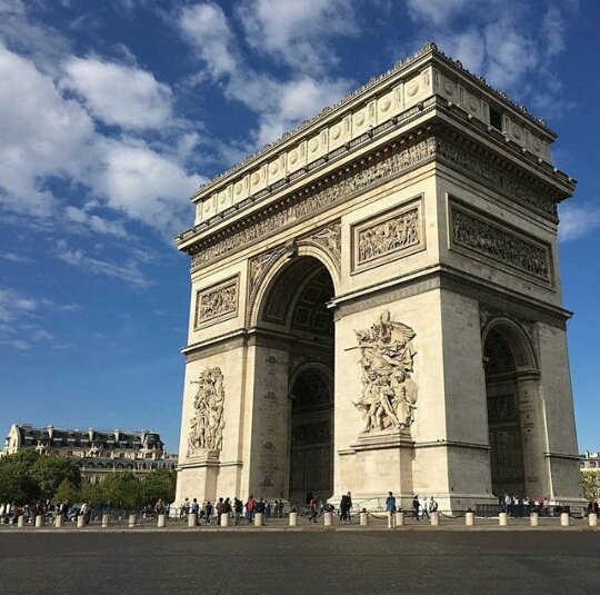 #دوله_تستاهل_الزياره
"قوس النصر" من المعالم الأثريه التاريخيه المهمه في "فرنسا " يقع تحت قبر الجندي المجهول الذي قتل في الحرب العالميه الاولى ،يبلغ ارتفاع القوس 49.50 متر كتب660 اسم من اسماء القاده العكسريين على جدرانه الداخليه و96 انتصارا للفرنسيين .
