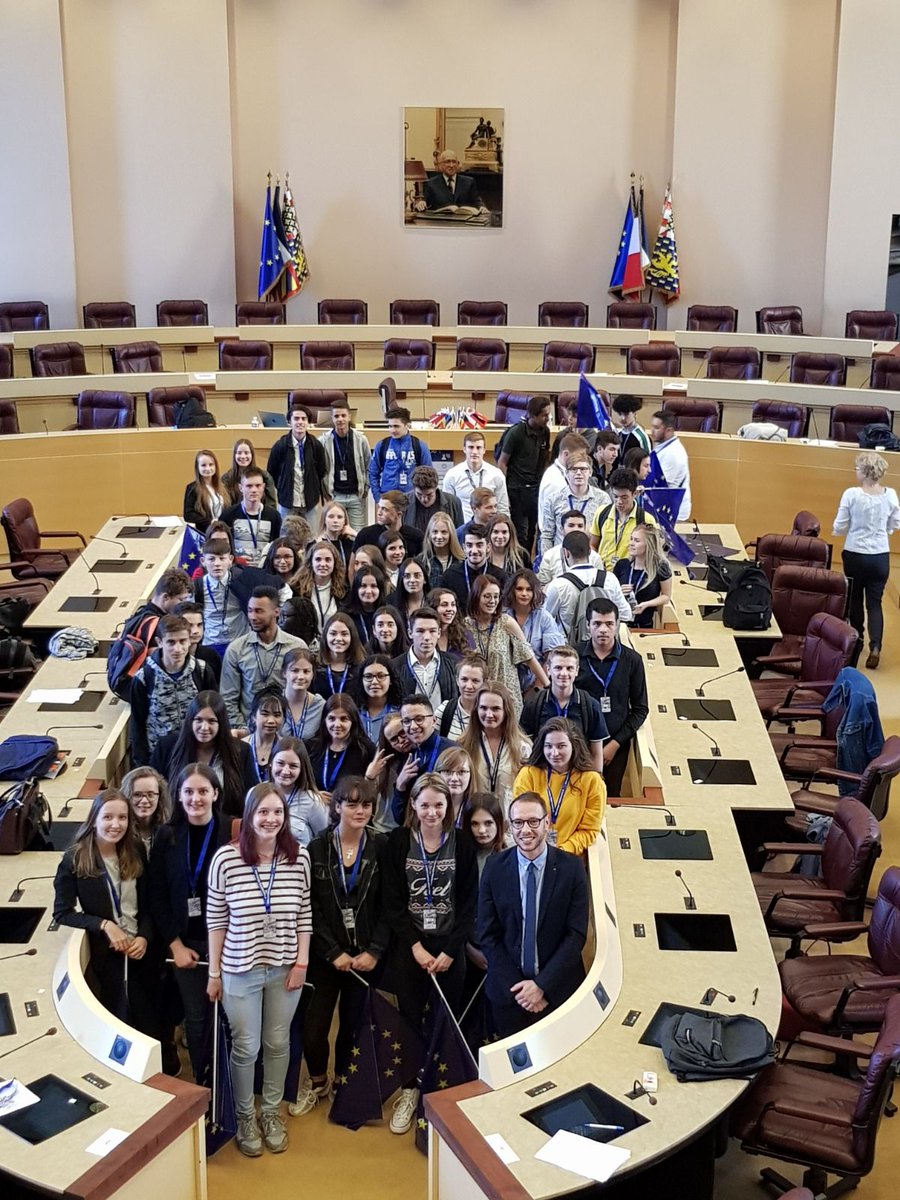 EuropeBFC's tweet photo. Résolution finale adoptée ! Bravo et merci à tous 👍🇪🇺 #simupe à l'année prochaine pour les lycées de @acbesancon ! https://t.co/FAHTCMgRGD