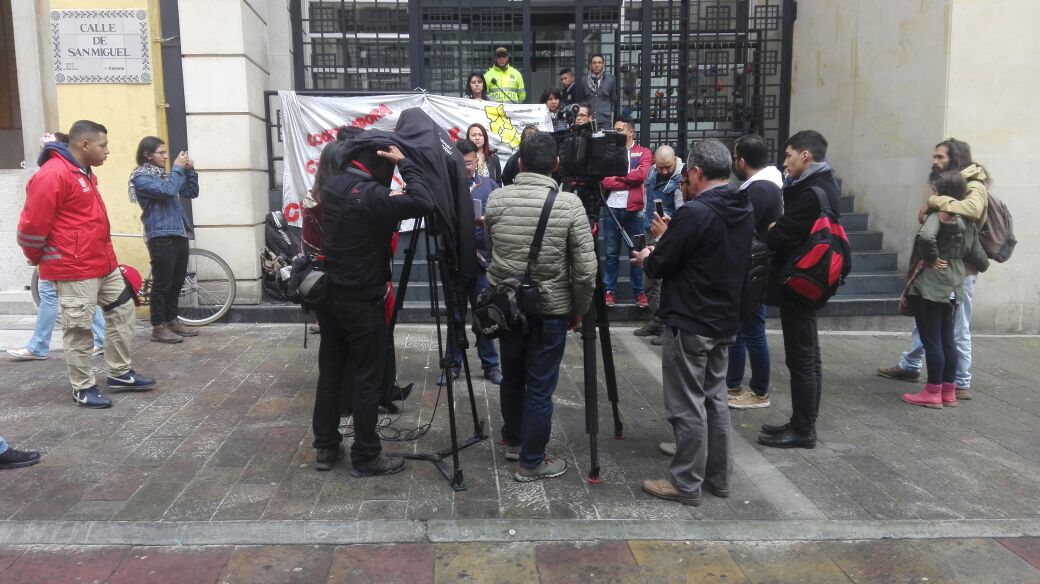 RedhusBta's tweet photo. Comienza rueda de prensa convocada por distintos procesos de Ciudad Bolívar en denuncia de la situación de DDHH y la pésima forma de respuesta del Gobierno distrital para resolver el problema.
@FundacionDHOC @CCPBolivar @AlirioUribeMuoz @Bogota https://t.co/nQicu4xeSO