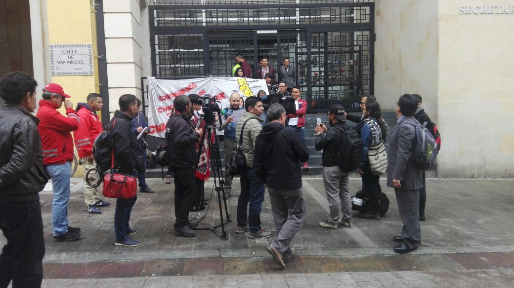 RedhusBta's tweet photo. Comienza rueda de prensa convocada por distintos procesos de Ciudad Bolívar en denuncia de la situación de DDHH y la pésima forma de respuesta del Gobierno distrital para resolver el problema.
@FundacionDHOC @CCPBolivar @AlirioUribeMuoz @Bogota https://t.co/nQicu4xeSO
