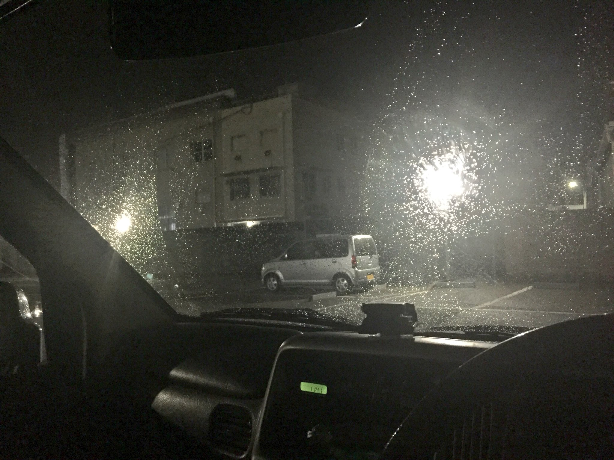 ヒロタ ケンジ 房総半島 山奥暮らし 広島県福山市の友人宅にお世話になり 大雨の中で兵庫県姫路のスターバックスに到着 ４時間ほど作業をして車中泊するつもりのサービスエリアへ移動するも大型トラックばかりで居場所が無い 23時を回り 寝る場所を