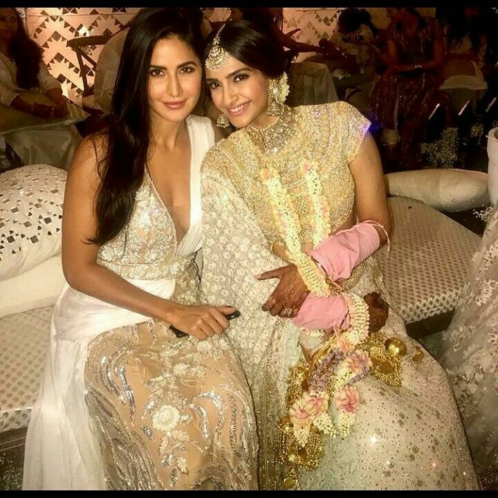 #sonamkapoor with #katrinakaif #mehendiceremony