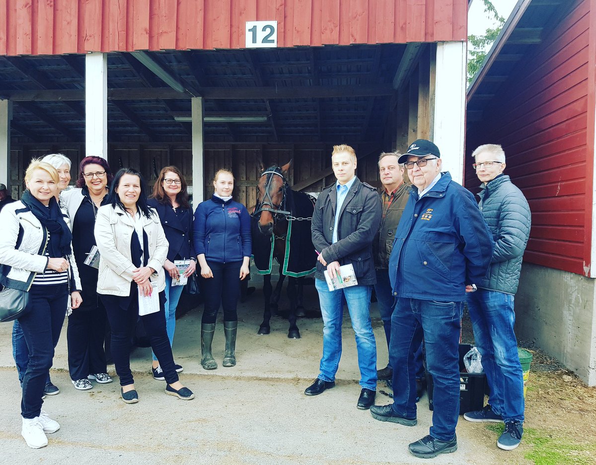 KuopionRavirata's tweet image. @Savon_Sanomat väkeä varikkokierroksella. #ravit #fastanswer