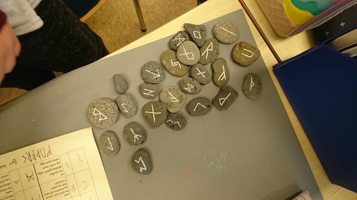Menntamidja's tweet photo. Krakkarnir í 5. bekk í Flataskóla lærðu um elstu rúnaröðina og gerðu rúnapoka. Við fórum út og leituðum að steinum, 24 á mann og áttum notalega stund. Næsti tími fór svo í að skrifa á steinana og prófa að spá fyrir bekkjarfélögum. Spádómsblaðið er sérútbúið fyrir þetta verkefni. https://t.co/hvl6IqqmXG