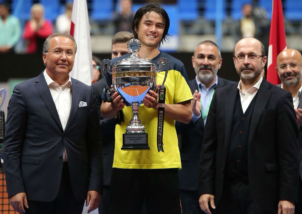 TTForgtr's tweet photo. TEB BNP Paribas İstanbul Open şampiyonu Taro Daniel'e kupasını TTF Başkanı Cengiz Durmuş ve TEB Genel Müdürü Ümit Leblebici takdim etti. https://t.co/UodmYXjhiT