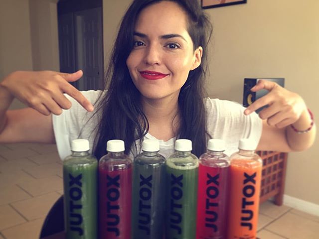 carlariojas's tweet photo. 💥NUEVO BLOG!💥 Mi experiencia con @jutoxmx 🥒🍎🍍🥕 hace unas semanas me enfermé gacho! Jaja y en un video les platico la historia #Detox #Jutox #Salud #AndoEnJugos #Cleanse #Saludable #Juice #Juices #Jugo #Jugos #Juarez #Juaritos #Juaritoz #JRZ https://t.co/zprbFOGBbj https://t.co/g5ux0Bzsyc