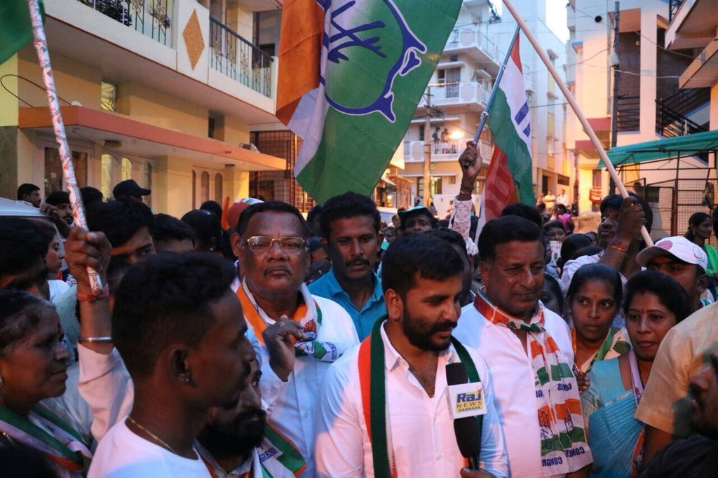 NSUIKarnataka's tweet image. Overwhelming response from people of @inc_MahaLayout to our youngster @manjunathansui, their support and blessings will definitely lead @manjunathansui in upcoming elections.
#INC4Karnataka   #KarnatakaElection2018   #INC4MahalakshmiLayout
