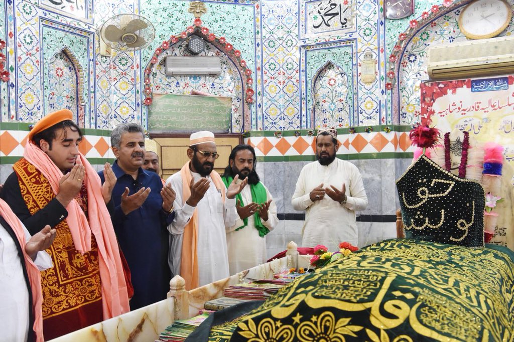 BBhuttoZardari's tweet photo. Humbled to have had the opportunity to pay my respects and offer Fateha at the shrine of Mohammad Nausha Ganj Bakhsh Qadri (RA) at Ranmal Sharif, Tehsil Phalia. https://t.co/uz7qq3LLHN