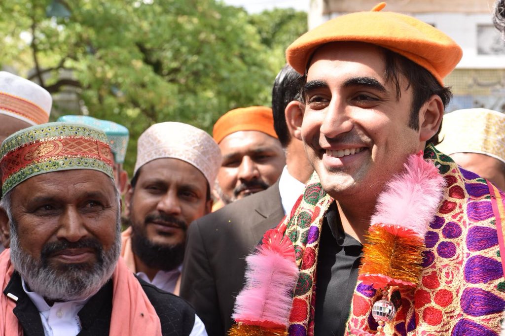 BBhuttoZardari's tweet photo. Humbled to have had the opportunity to pay my respects and offer Fateha at the shrine of Mohammad Nausha Ganj Bakhsh Qadri (RA) at Ranmal Sharif, Tehsil Phalia. https://t.co/uz7qq3LLHN