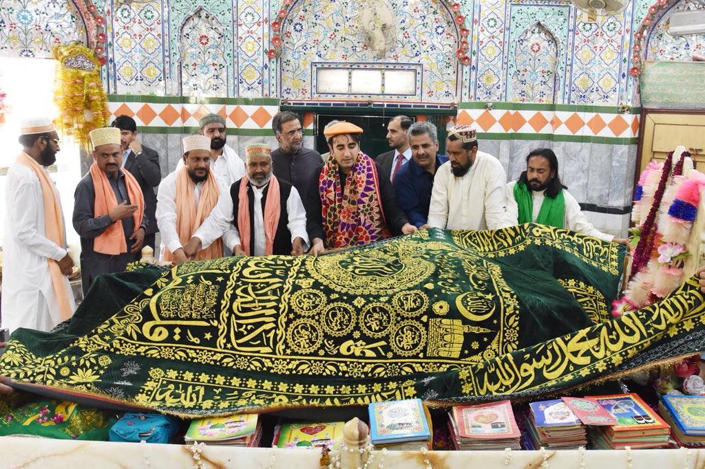 BBhuttoZardari's tweet photo. Humbled to have had the opportunity to pay my respects and offer Fateha at the shrine of Mohammad Nausha Ganj Bakhsh Qadri (RA) at Ranmal Sharif, Tehsil Phalia. https://t.co/uz7qq3LLHN