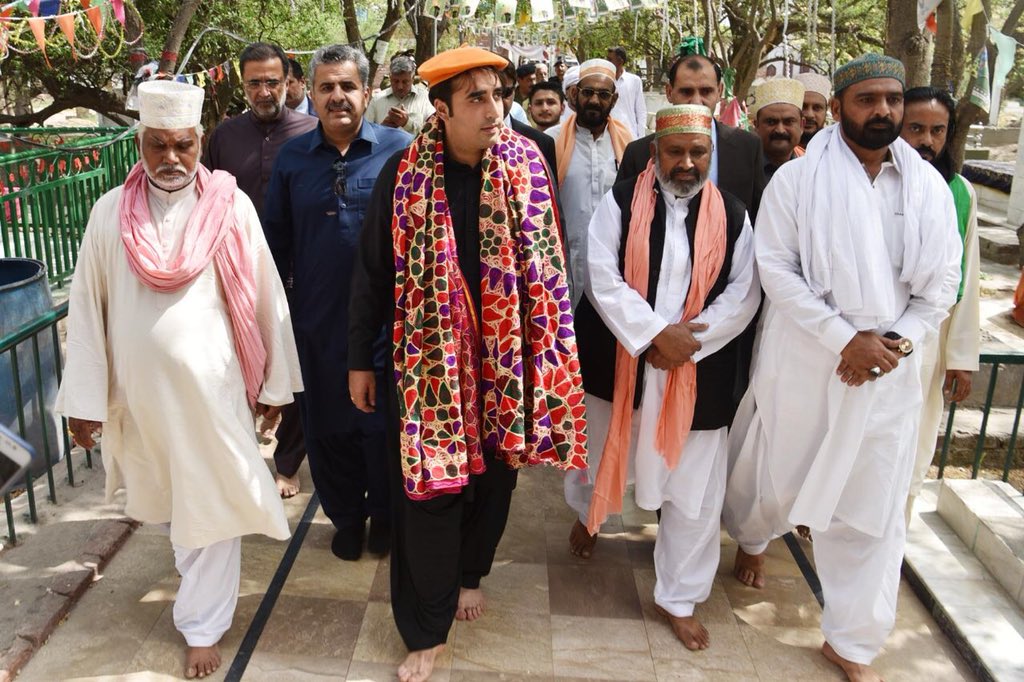 BBhuttoZardari's tweet photo. Humbled to have had the opportunity to pay my respects and offer Fateha at the shrine of Mohammad Nausha Ganj Bakhsh Qadri (RA) at Ranmal Sharif, Tehsil Phalia. https://t.co/uz7qq3LLHN