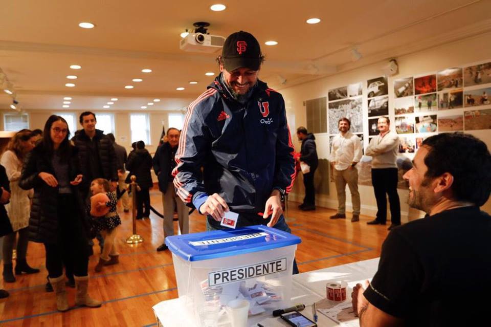 🗳️No lo olvides, en toda la red consular 🇨🇱en el mundo puedes realizar tu solicitud de cambio de domicilio o inscripción en el Registro Electoral. #VotoExterior
Conoce más en votoenelexterior.cl