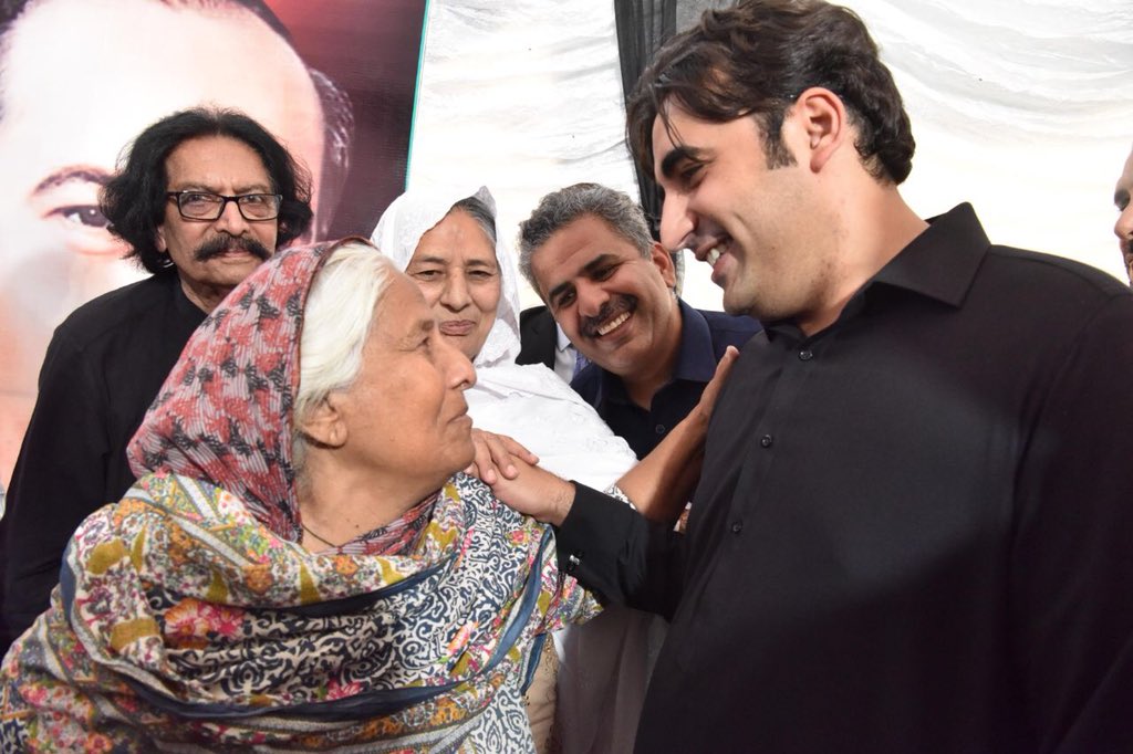 BBhuttoZardari's tweet photo. During a visit to PPP membership camp at Mandi Bahauddin. A sea of supporters, ready to #JoinPPP. And our charged volunteers spearheading the drive. Together we will build a peaceful, prosperous &amp; progressive #Pakistan. https://t.co/hAdajEGdi5
