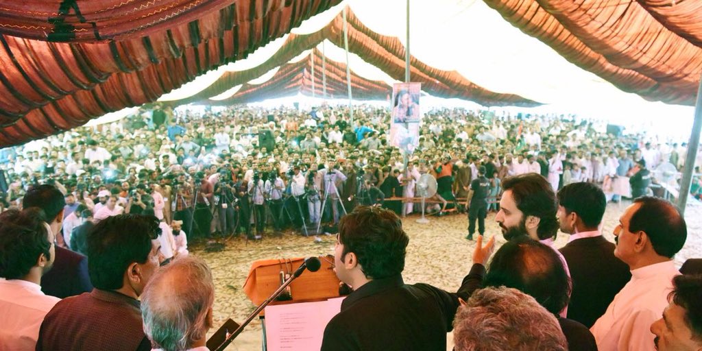 BBhuttoZardari's tweet photo. During a visit to PPP membership camp at Mandi Bahauddin. A sea of supporters, ready to #JoinPPP. And our charged volunteers spearheading the drive. Together we will build a peaceful, prosperous &amp; progressive #Pakistan. https://t.co/hAdajEGdi5