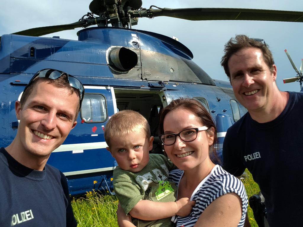 bpol_bw's tweet image. Der kleine Jakob schaut noch etwas skeptisch, aber die Begeisterung über die #SuperPuma hat dann doch überwogen. Wer weiß, vielleicht sitzt er irgendwann mal ganz vorne 😉 #Pilotprojekt *sl