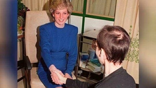 الأميره الراحله ديانا قامت بمصافحة مرضى الايدز بدون قفازات في عرض تلفزيوني مباشر وذلك حتى تكسر الاعتقاد السائد  آنذاك أن المرض ينتقل بالاختلاط بالمرضى وبذلك تكون الاميره ديانا هي اول من كسر حاجز الخوف وايضا قللت من العزله التي كان يعاني منها المرضى .